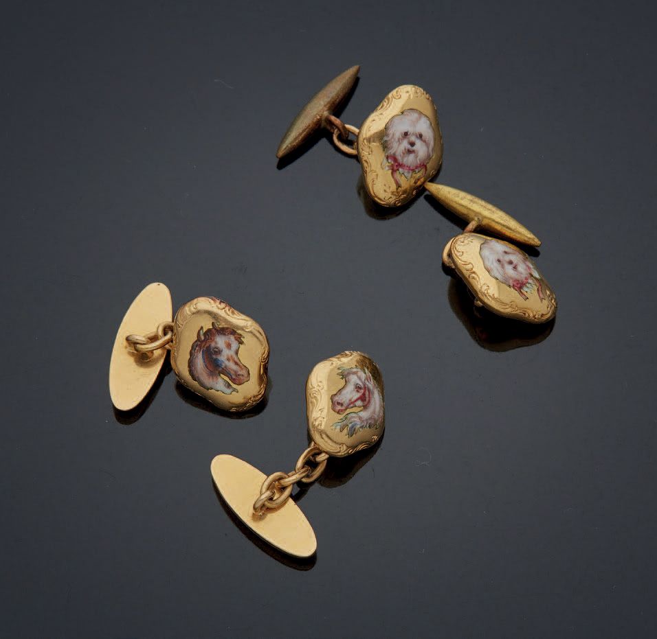 Null ZWEI PAARE HANDLEBARS aus 750 mm Gold mit Pferde- und Bichon-Dekor.
Gesamtb&hellip;