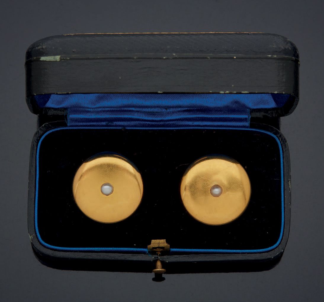 Null 一对750毫米的黄金口袋按钮，圆形，中间有一颗小珍珠。
，毛重：6.41克。