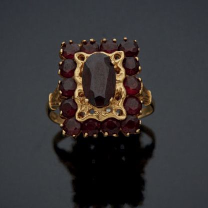 Null RING aus Gelbgold 750 mm rechteckig, besetzt mit einem ovalen Granat in ein&hellip;
