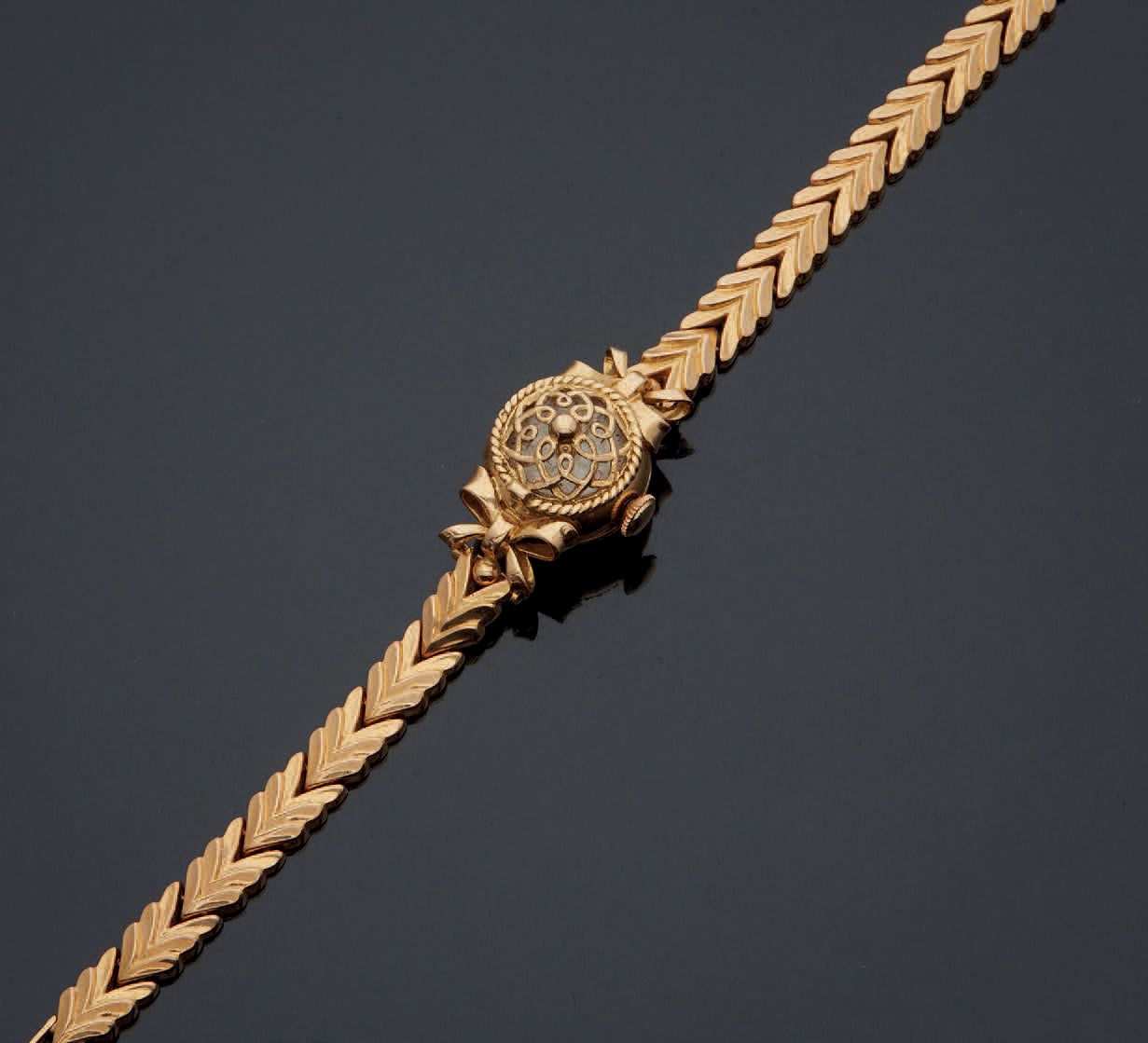 Null 黄金腕表，750毫米，镂空表盖和全金雪佛龙表带，1960年代。机械机芯。
毛重：19.7g；
净重：16.6g。
在巴黎的一个Au Nègre案件中。