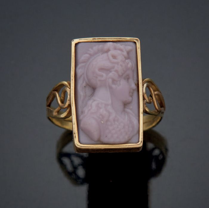 Null 
750毫米的金马戒指，镶嵌有肥皂石的浮雕。



毛重：3.9克。



TDD：58。