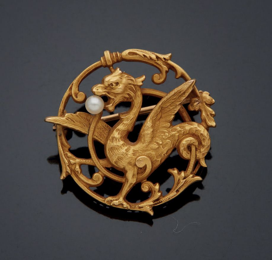 Null Runde Brosche aus Gelbgold 750 mm, die einen Drachen mit einer Perle im Mau&hellip;