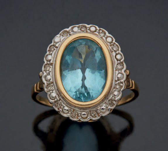 Null 
TDD: 62
毛重: 7.51 g. 750毫米双色金戒指，镶有天蓝色托帕石的扇形钻石底座。