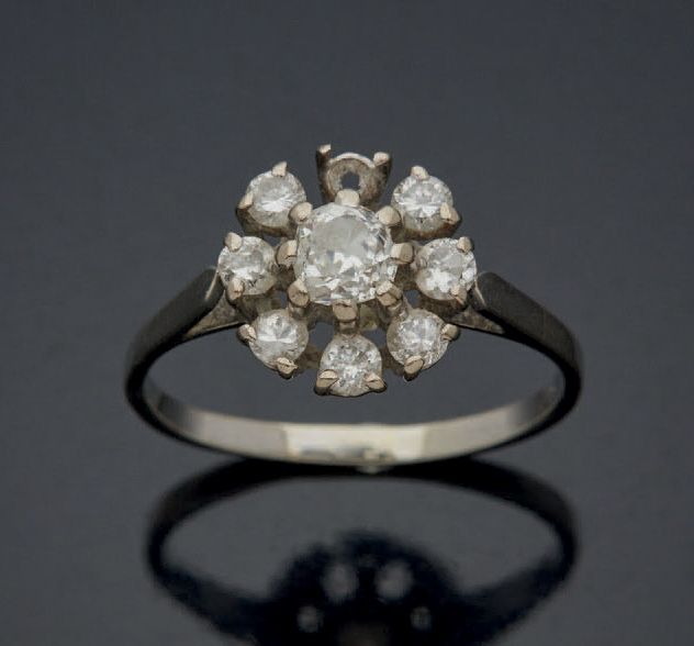 Null 
750毫米白金合金单面戒指，镶嵌着一颗老式切割钻石，重约0.30克拉，周围有现代或半切割的小钻石（缺失）。



毛重：2.8g。



TDD: &hellip;