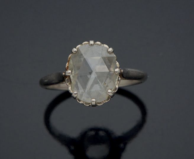 Null 900毫米的铂金单面戒指，镶嵌了一颗椭圆形的玫瑰式切割钻石，重量约为0.80克拉至0.90克拉（小的碎片和一个大的见证了毛坯的形状）。
毛重：3克。
&hellip;
