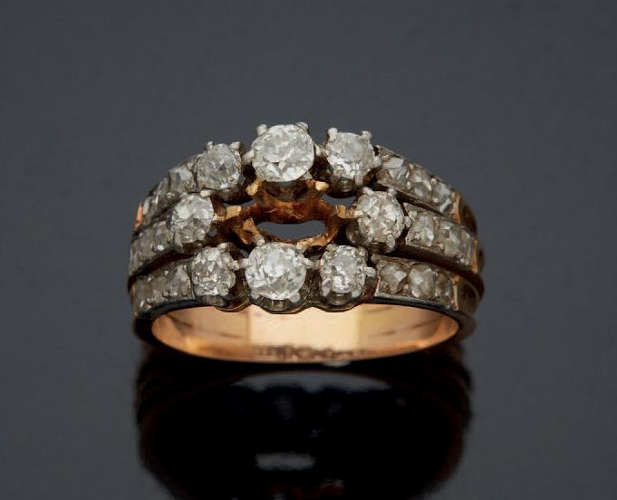 Null 750毫米玫瑰金和铂金带状戒指，三个主体镶嵌着玫瑰式切割钻石，上面有一个雏菊图案，周围镶嵌着老式切割钻石和下降的爪子，中心宝石不见了。
法国作品，20&hellip;