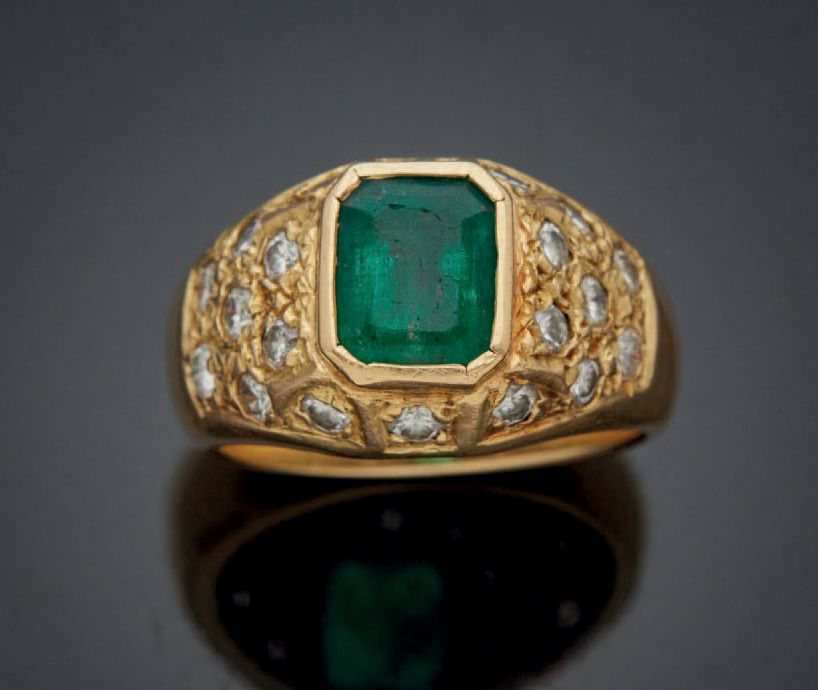 Null A yellow gold JONC ring set with an emerald-cut emerald, the shoulder set w&hellip;