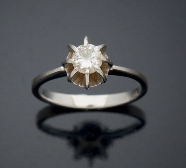 Null 
750毫米白金戒指，镶有一颗约0.25克拉的明亮式切割钻石。



毛重：2.3克。TDD：46.5。