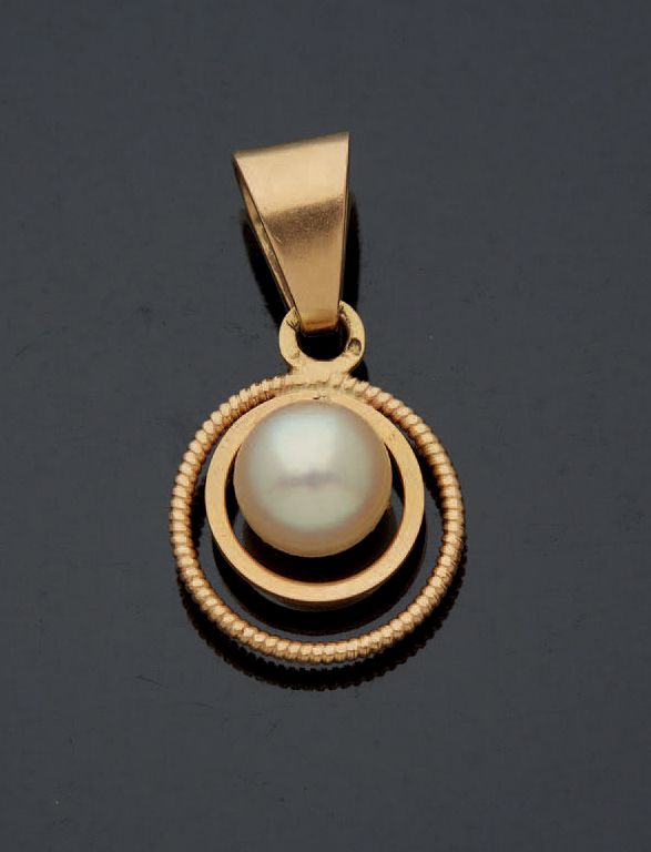 Null 
毛重：2.6克，750毫米黄金小吊坠，中心有一颗同心圆的养殖珍珠。
