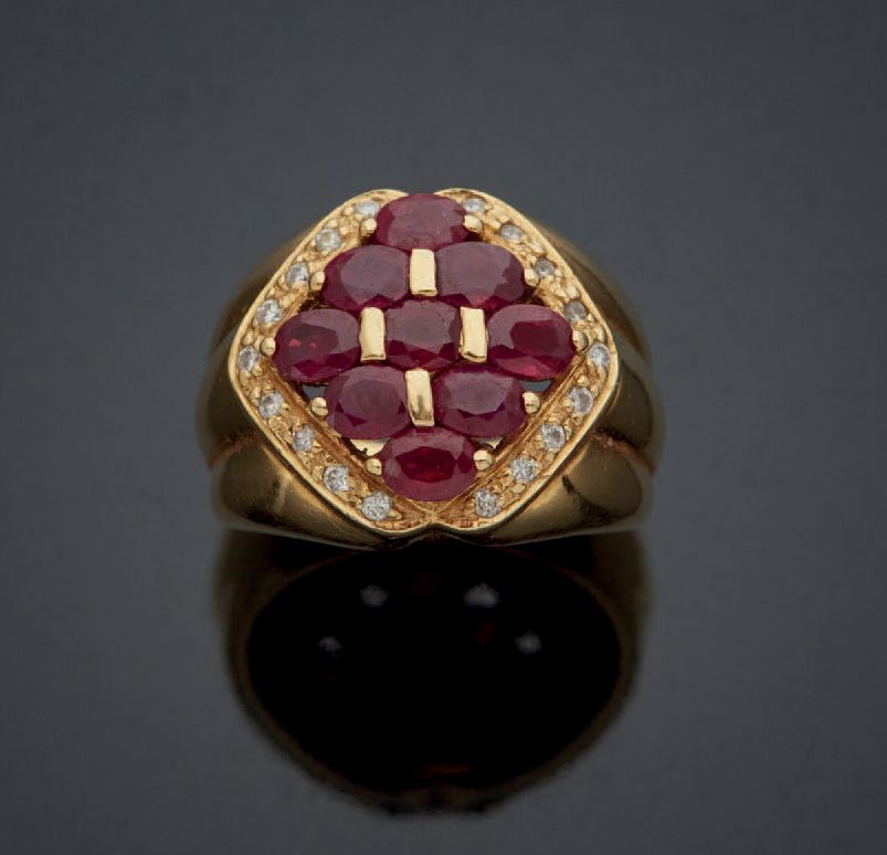 Null 黄金戒指上镶嵌着由椭圆形红宝石和小型明亮式切割钻石组成的钻石图案。法国作品。
毛重：9.2克。
红宝石的总重量：约1.6克拉。
TDD：51.5。