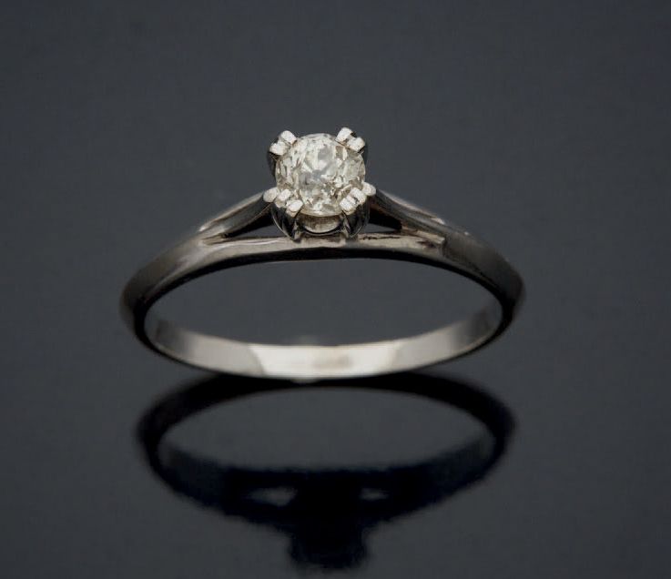 Null 
毛重：4克。750毫米白金单钻戒指，镶嵌一颗老式切割钻石，重约0.35克拉。TDD: 62.