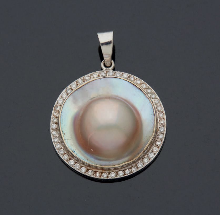 Null PENDANT in white gold 750 mm decorated with a cultured pearl in a circle of&hellip;