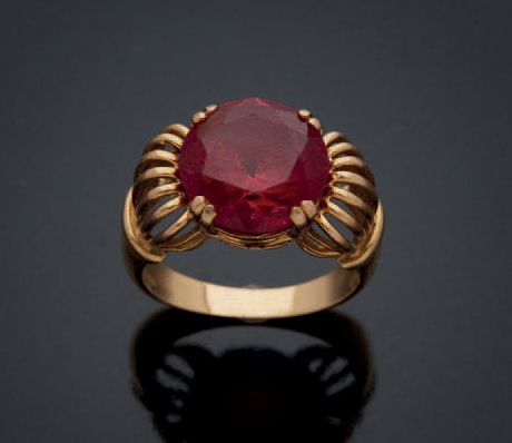 Null RING in yellow gold wire 750 mm set with a red stone
TTD: 56
Weight: 7,85 g