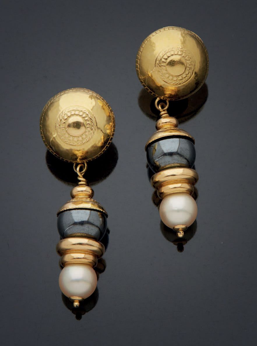 Null 
毛重：13.1克，750毫米黄金、赤铁矿和养殖珍珠组成的一对耳环，上面没有锁扣。