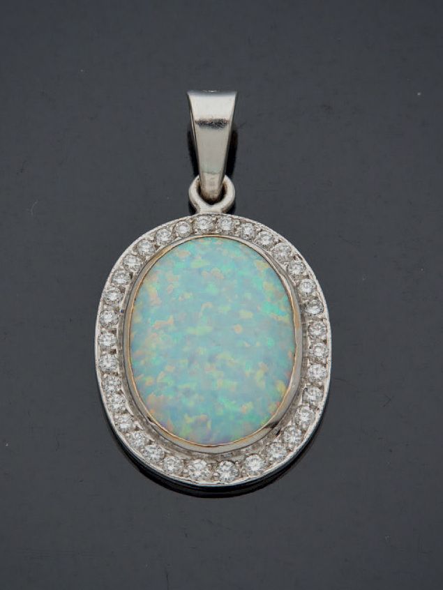 Null A white gold pendant with an oval cabochon opal set with brilliant-cut diam&hellip;