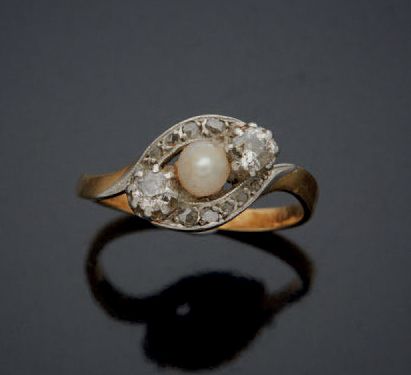 Null 
TDD: 54
毛重: 3.00 g. 750毫米双色金戒指，以珍珠为中心镶嵌两颗钻石，边框蜿蜒有致。