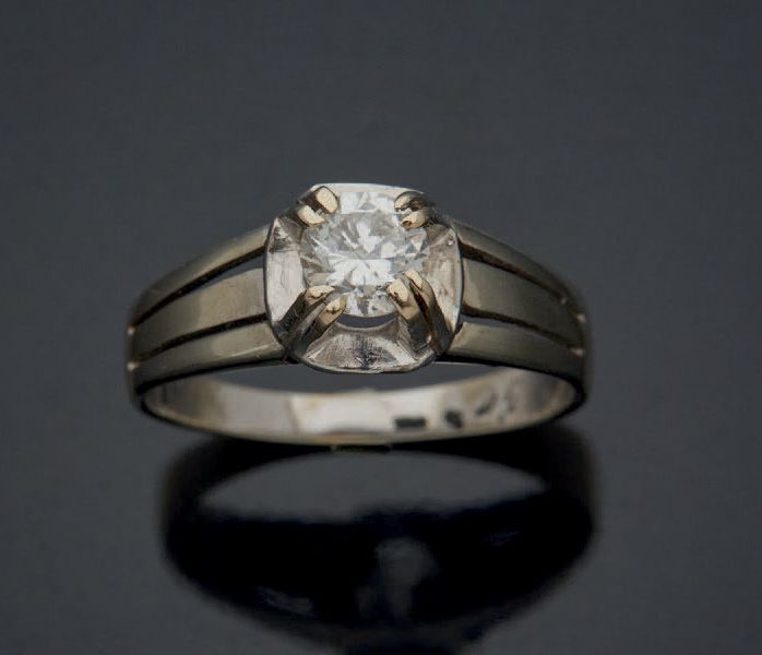 Null 
750毫米黄金小戒指，镶嵌有一颗小的明亮式切割钻石，重量约为0.35克拉，单颗钻石。



毛重：2.8克。



TDD：50。