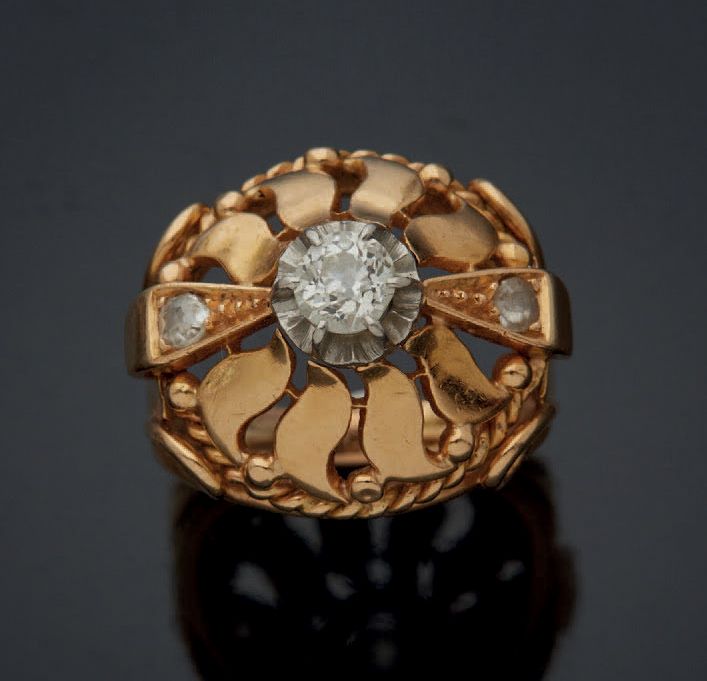 Null 750毫米黄金和铂金花DOME戒指，在两颗小钻石之间镶嵌一颗老式切割钻石。法国作品约1960年。
毛重：9克。
TDD: 47.