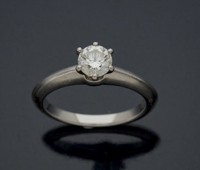 TIFFANY & CO. 950毫米铂金单面戒指，在六个爪形表圈上镶嵌一颗重0.60克拉的钻石。
，毛重：5.9克。