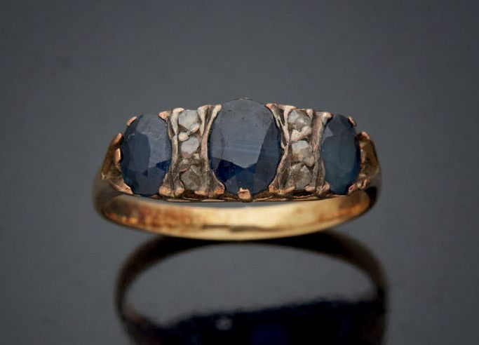 Null 
750毫米的金合金戒指上镶嵌着椭圆形的澳大利亚蓝宝石，呈下降式镶嵌，中间穿插着玫瑰式切割或未切割的钻石。



毛重：2.7克。



TDD: 5&hellip;