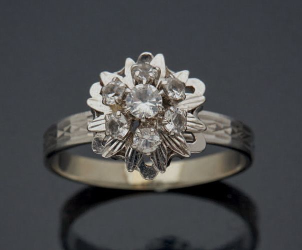 Null 
750毫米白金戒指，镶嵌白色仿宝石。



净重：3.6克。TDD：60。