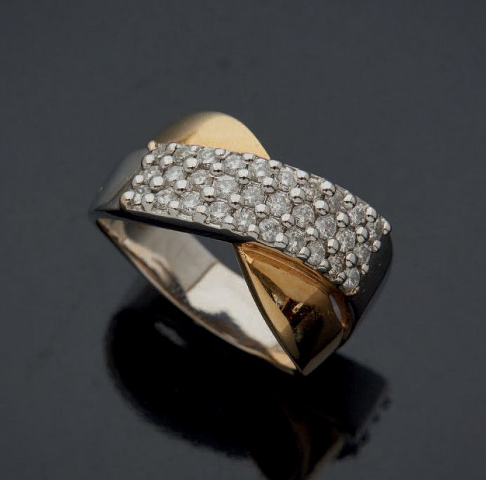 Null 双色750毫米金质十字架戒指，白金戒面部分镶嵌小型明亮式切割钻石。
现代法国作品。
TDD: 51.5
毛重: 6.8 g。