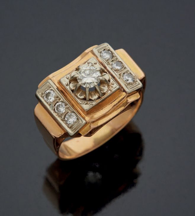 Null 750毫米黄金和铂金马戒，中央镶嵌着一颗明亮型切割钻石，重量约为0.20克拉，两行明亮型切割钻石之间。法国作品。
毛重：5.4g。
TDD: 58.