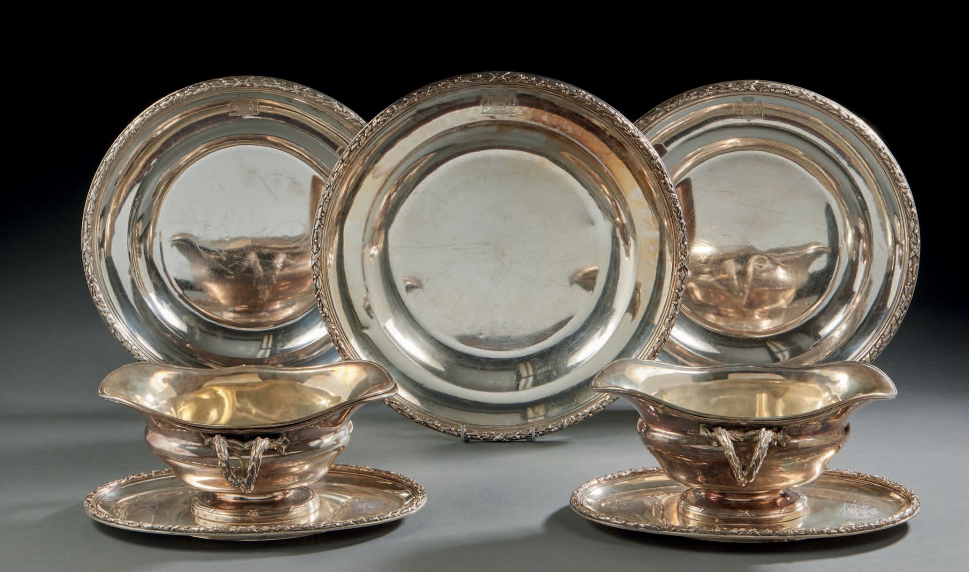 MERITE Silbernes Plattenservice mit eingraviertem Wappen des Barons. Die Bordüre&hellip;