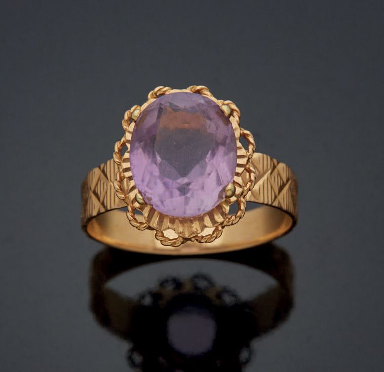 Null 镶嵌有紫水晶的黄金戒指（已佩戴）。
毛重：5.3g。
TDD: 61.
