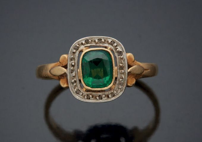 Null 
毛重：2.9克 双色金小戒指，镶嵌有一块枕形切割的绿色玻璃，周围是幻彩镶嵌的未切割小钻石。