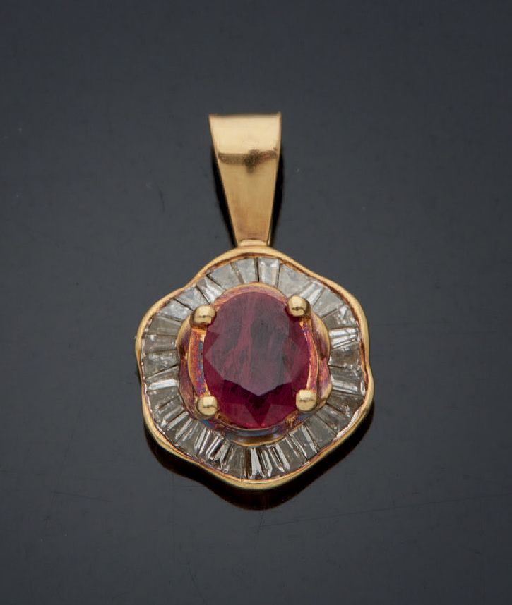 Null 
毛重：2.5克，750毫米黄金吊坠，在一圈花式钻石中镶嵌一颗红宝石。