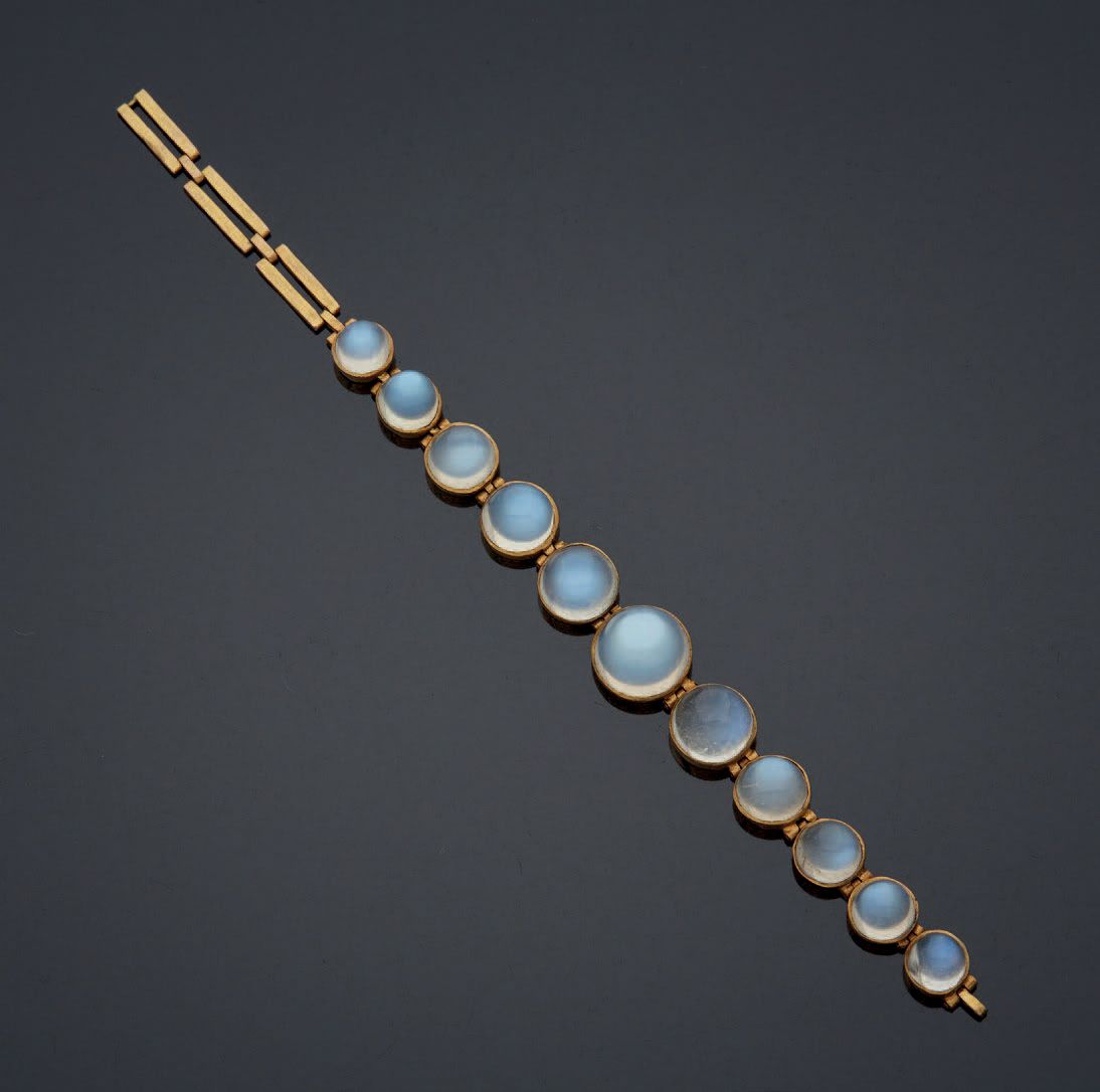 Null 一条镀金金属的手链的一部分，但装饰着漂亮的凸圆形月光石河。
