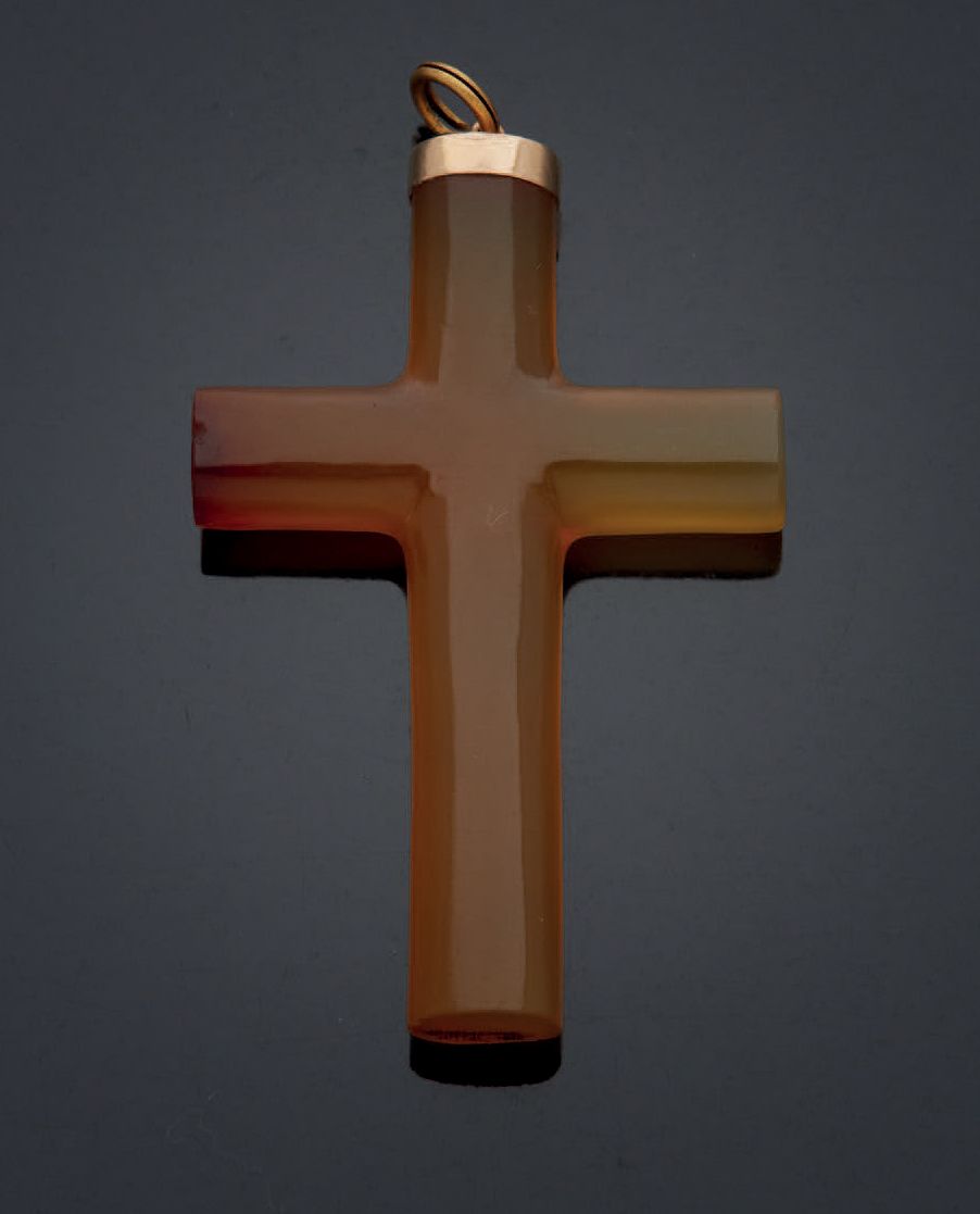 Null 大号玛瑙十字架吊坠，镶嵌黄金750毫米
高：6厘米
黄金净重：0.40克。