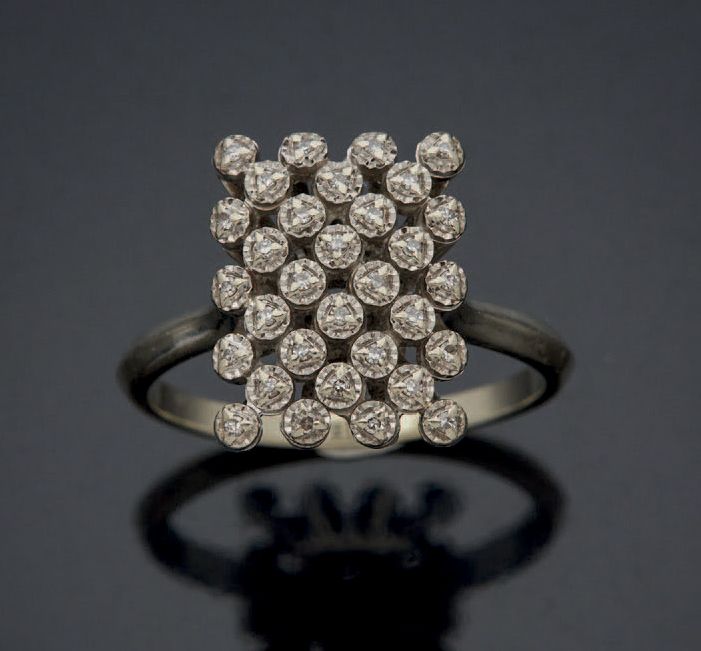 Null 
毛重：3.9克，750毫米白金戒指，幻彩镶嵌小八角形钻石的矩形格子。
TDD: 55.