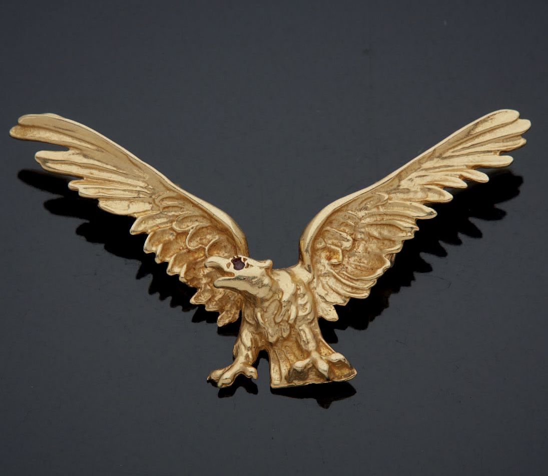 Null 
750黄金吊坠形成一只鹰，眼睛由一颗小石头代表。



长：6厘米



毛重：6.58克。
