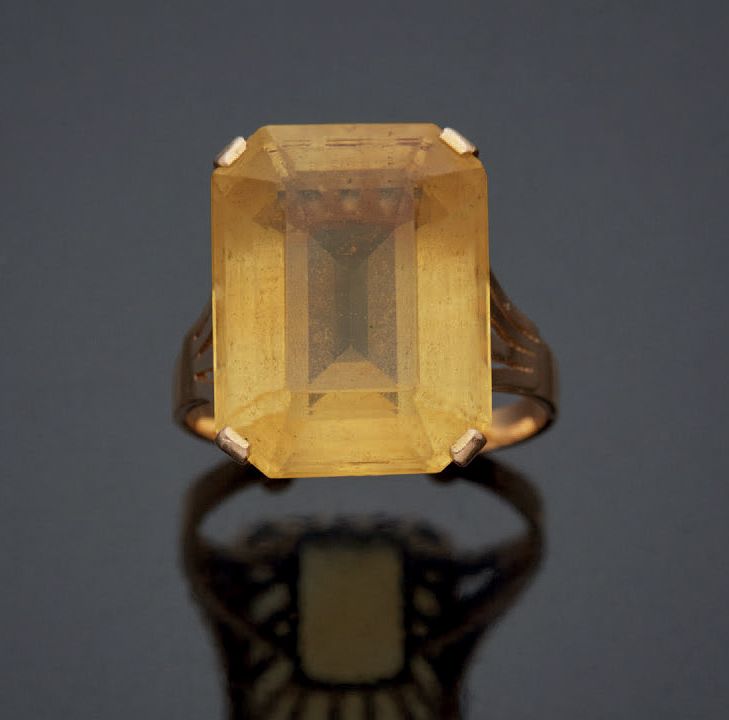 Null 玫瑰金戒指，镶嵌着一个大型祖母绿切割黄水晶。60年代的外国作品。
毛重：8.1克。
TDD: 59.