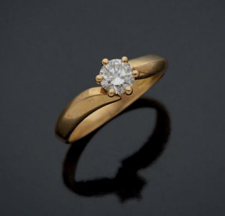 Null BAGUE SOLITAIRE en or jaune 750 mm sertie d'un diamant de taille brillant.
&hellip;