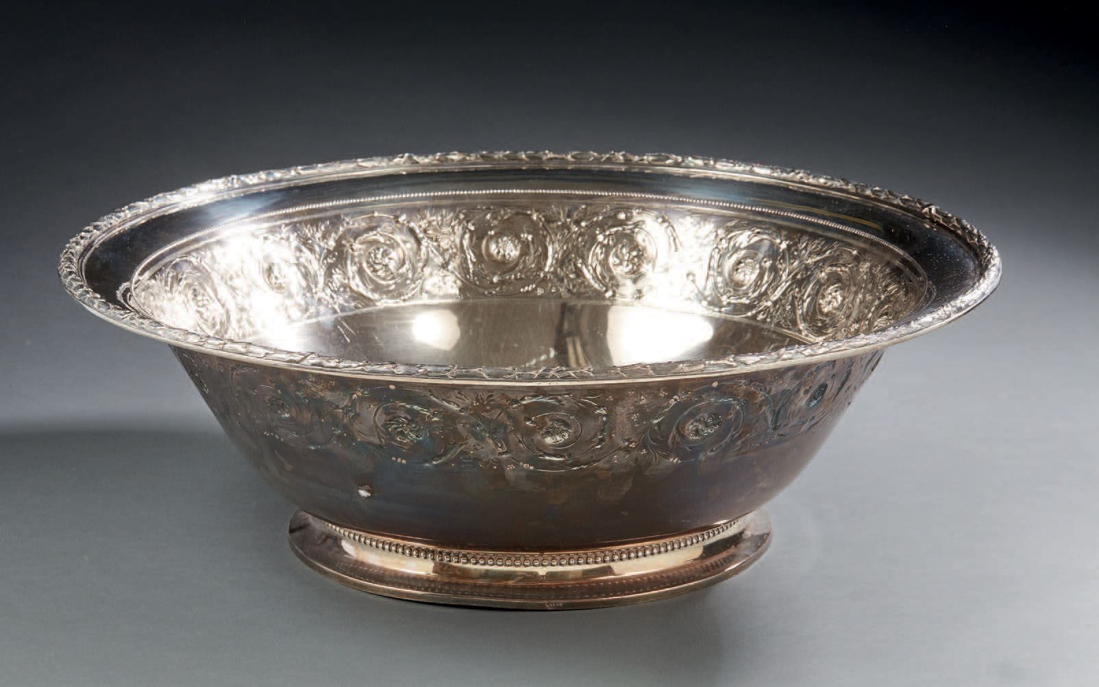 WIESE Important silver basin with chased border of laurel leaves, seeds and knot&hellip;