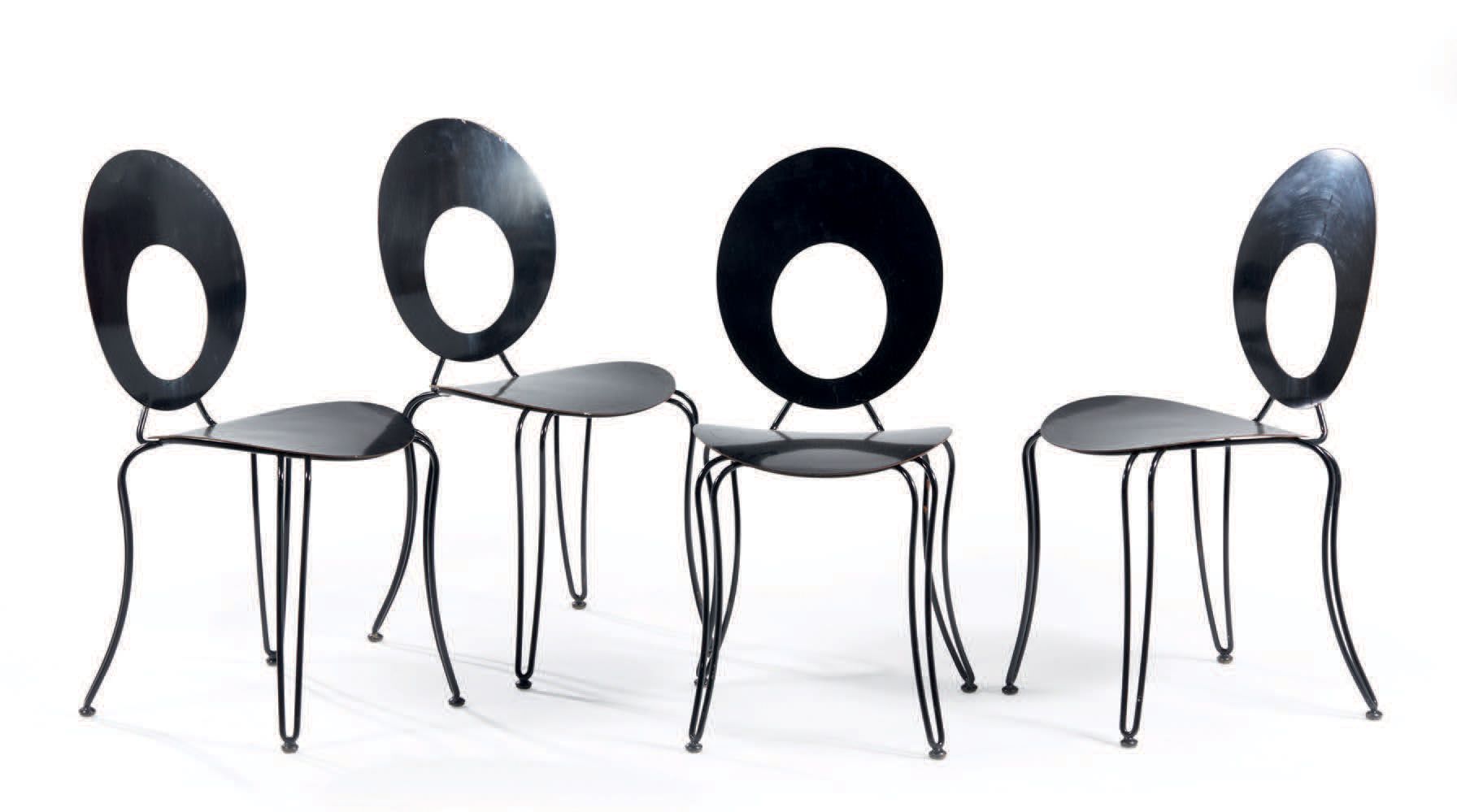 TRAVAIL FRANÇAIS 一套四把黑色漆面金属椅，背部有镂空设计
H : 89 W : 40 D : 53 cm
(漆面有裂痕和缺失)