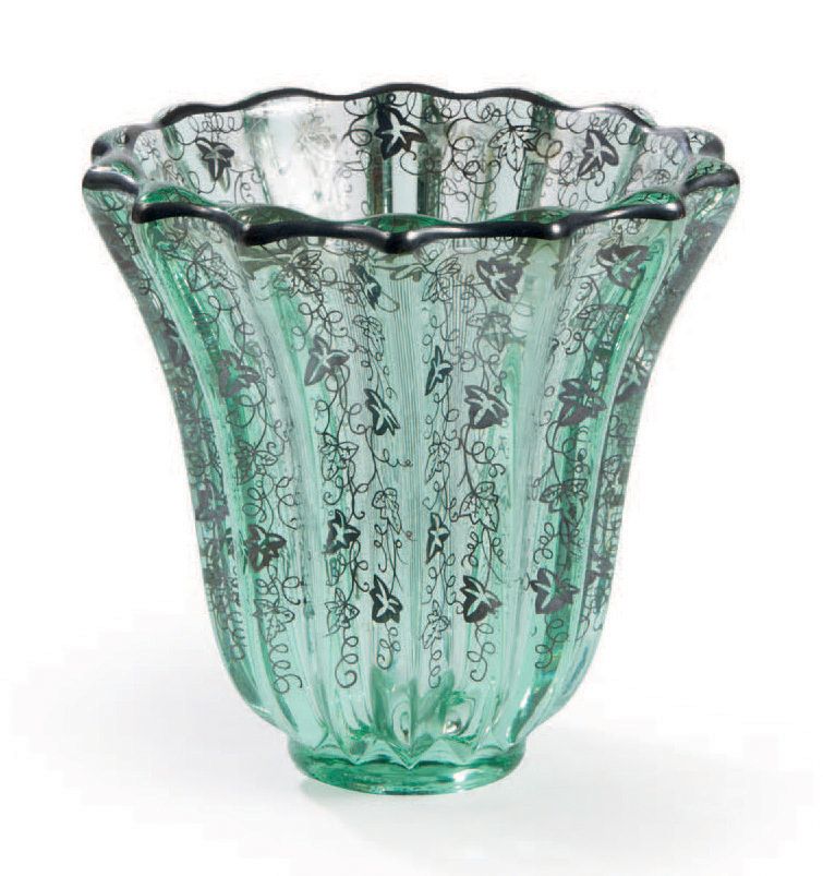 PIERRE D'AVESN (XXE) 
带有黑色珐琅装饰的彩色玻璃花瓶
签名
高：17厘米
