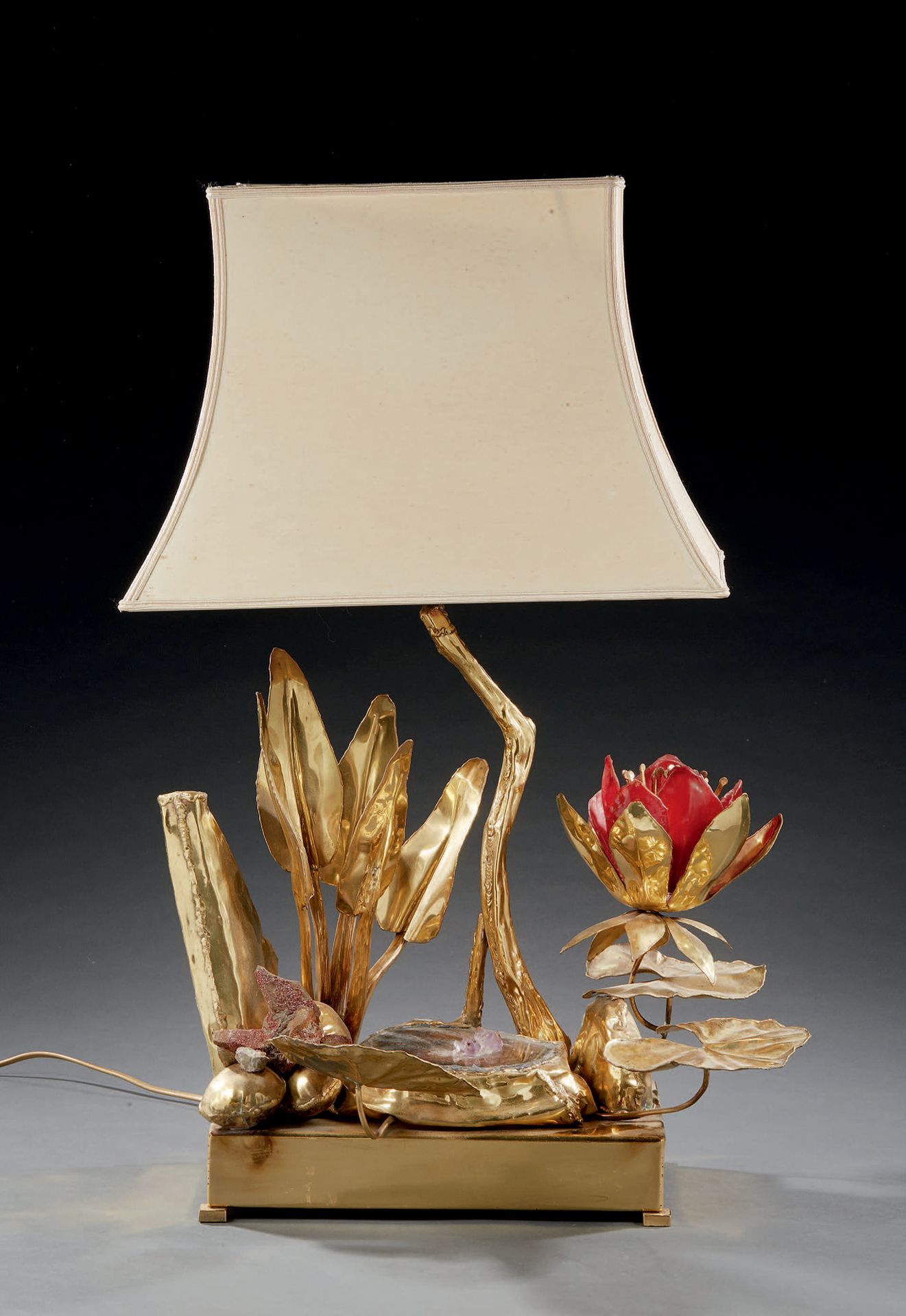 TRAVAIL DES ANNÉES 1970 
Lampada in metallo dorato, pietra dura e vetro rosso co&hellip;