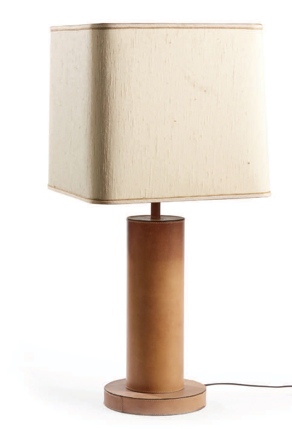 TRAVAIL FRANÇAIS Lampe de bureau, fut cylindrique gainé de cuir fauve
H : 45 cm