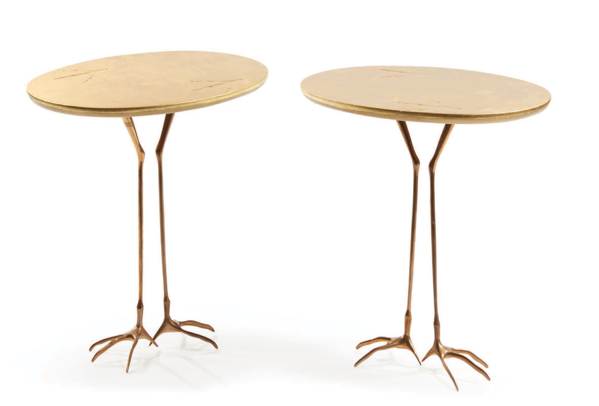 TRAVAIL MODERNE 一对桌子，椭圆形镀金木质桌面，镀金铜质底座
高：84 宽：68 深：53 厘米