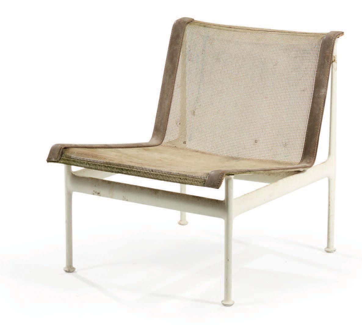 RICHARD SCHULTZ (NÉ EN 1930) 
白色漆面铸铝扶手椅，带网状和皮革装饰
诺尔国际版
高：67 宽：57 深：70 厘米
 （有裂纹和磨&hellip;