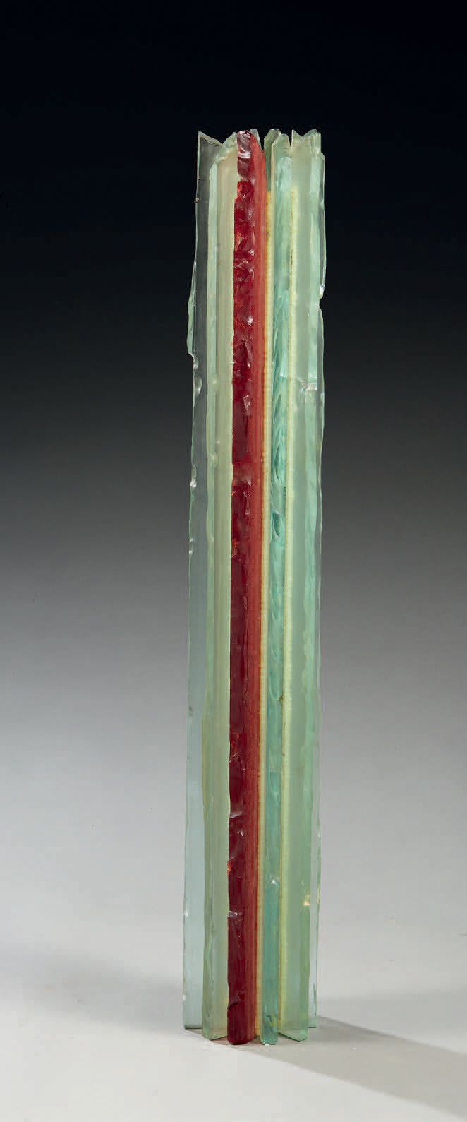 TRAVAIL 1970-1980 
Lampe a poser en lames de verre taillé
H : 40 cm
