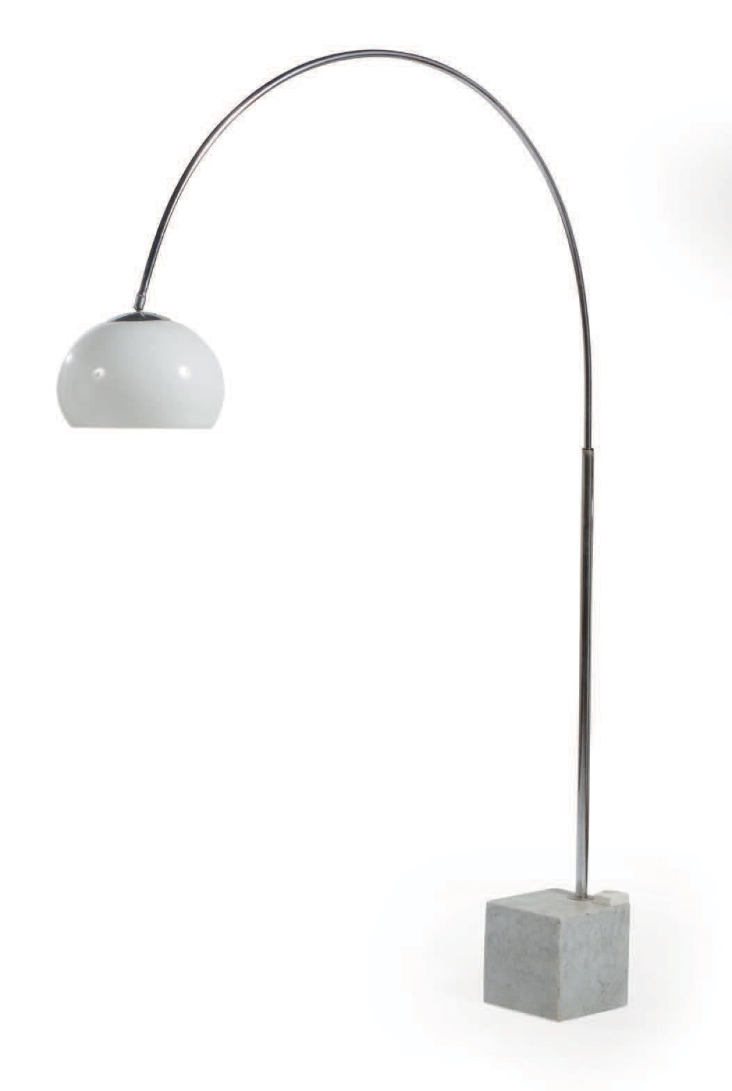 TRAVAIL ITALIEN 落地灯，镀铬金属弧形可调节圆柱形灯杆，置于灰色脉络的白色大理石立方体底座上
白色透明反射器
高：206厘米
 （磨损）。