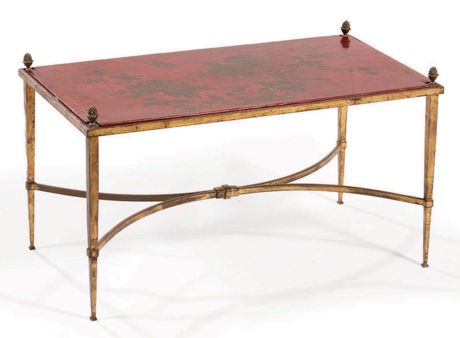 Maison RAMSAY 锻铁咖啡桌有金色的铜锈，长方形的漆木桌面上装饰着红底金花的图案
。底座有护套，上面有松果
高：44 宽：78 深：43.5厘米