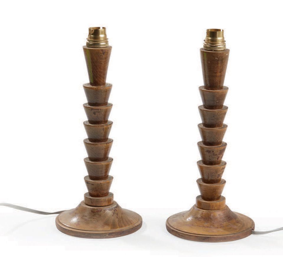 TRAVAIL FRANÇAIS Paar Lampen aus gebeizter Buche, geometrischer Schaft, runder S&hellip;