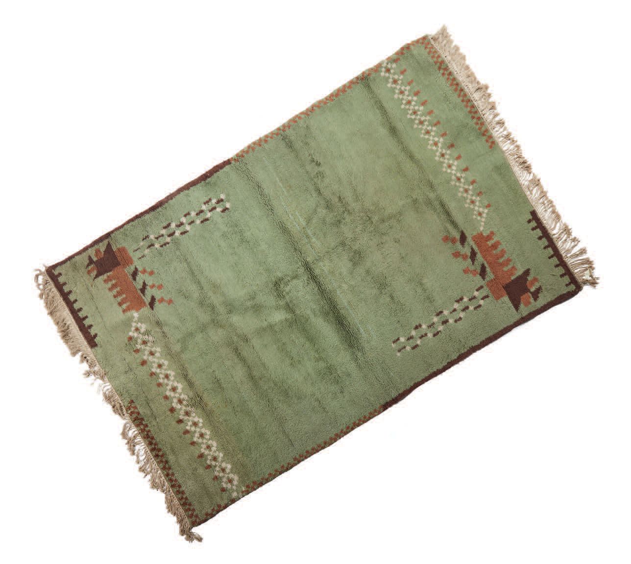 Travail des années 1930 
Tapis en laine à décor géométrique brun sur fond vert
1&hellip;