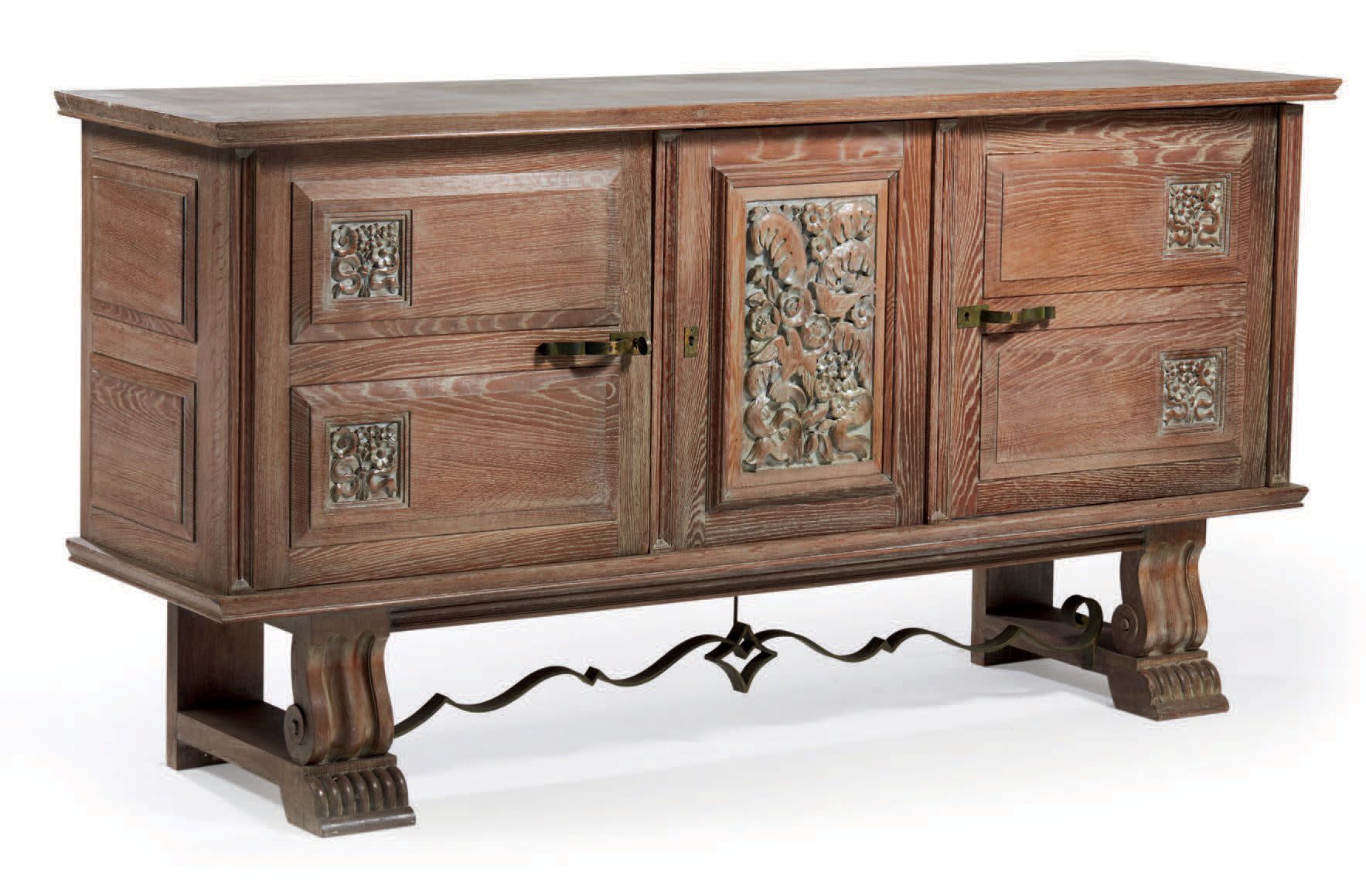 Travail français 1950 
Ceruse oak sideboard with carved floral motifs opening wi&hellip;